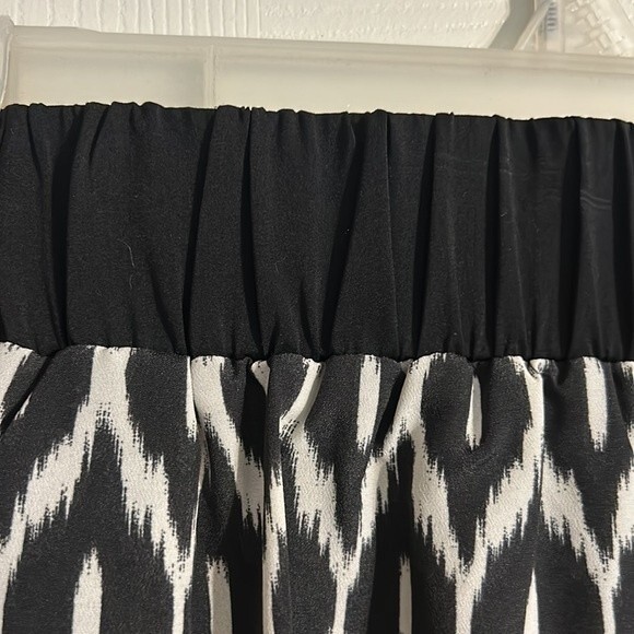 PINS AND NEEDLES Urban Outfitters Size Medium Black White Ikat Pull On Skirt - Picture 3 of 6